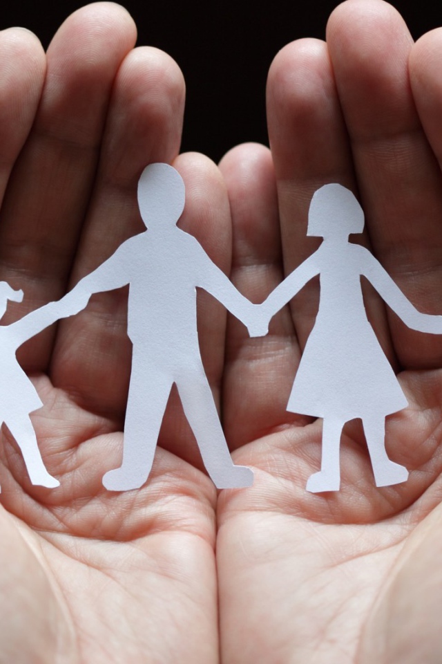 Силуэты из бумаги в руках