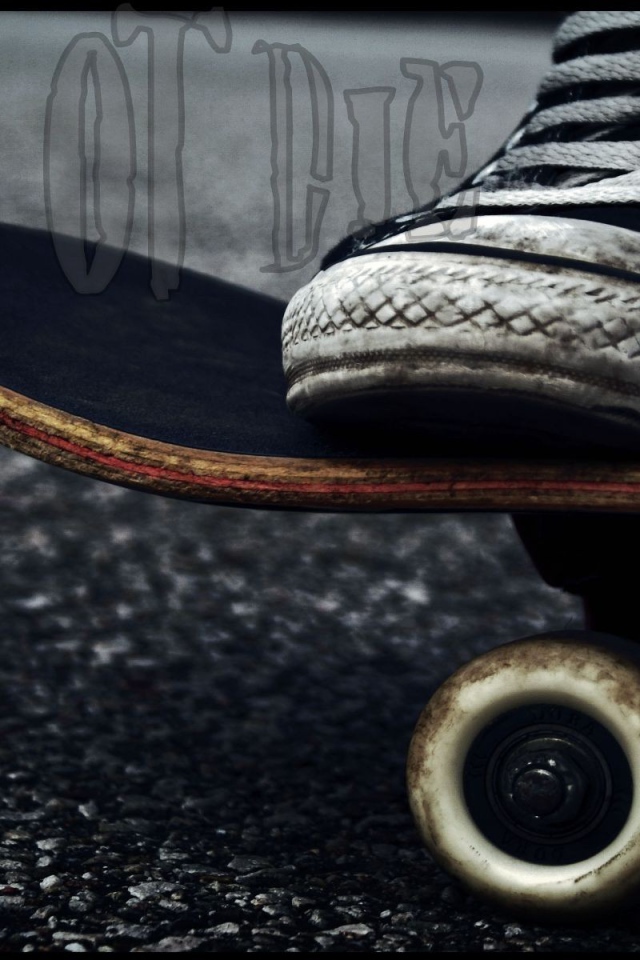 Скейтер в кедах марки Converse