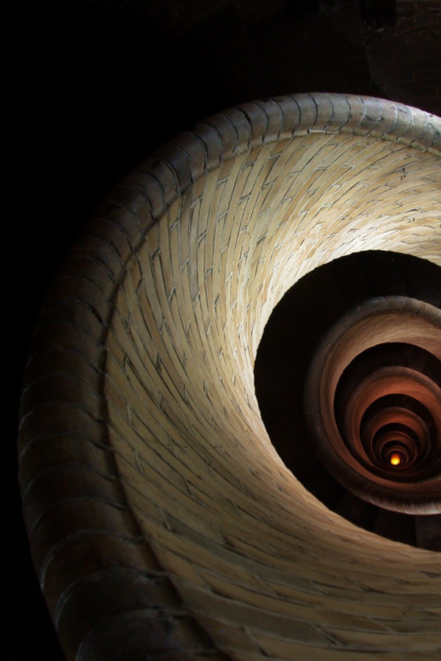 Спираль винтовой лестницы уходит вглубь