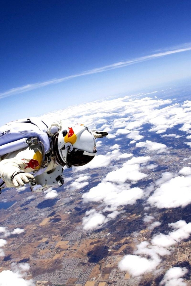 Стратонавт над облаками