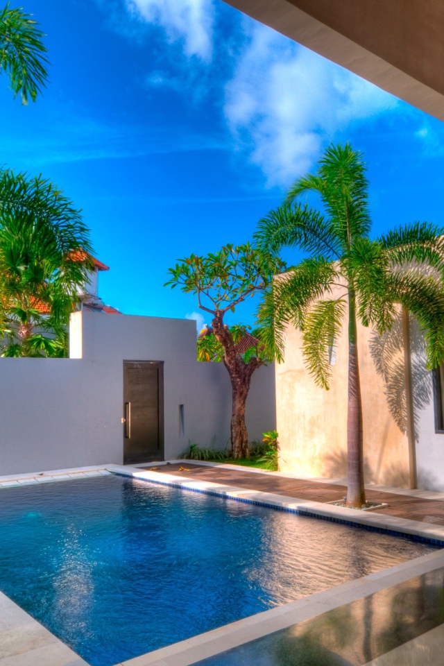 Бассейн во дворе виллы