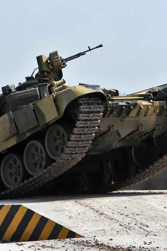 Танк на испытаниях на полигоне