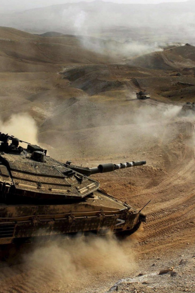 Танки на марше в пустынной местности