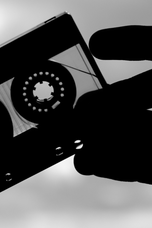 Аудиокассета в руке