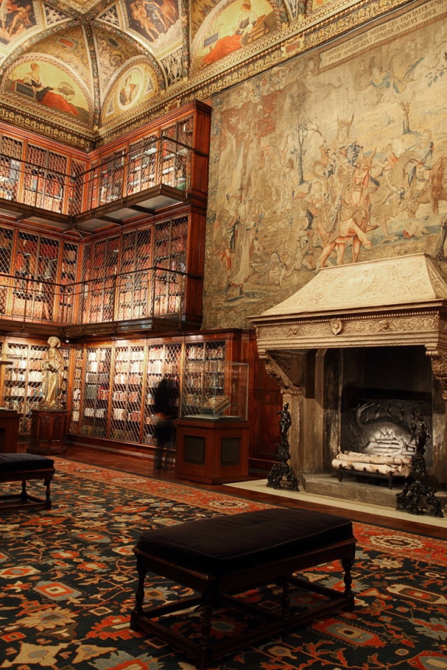 Гобелен над камином в библиотеке