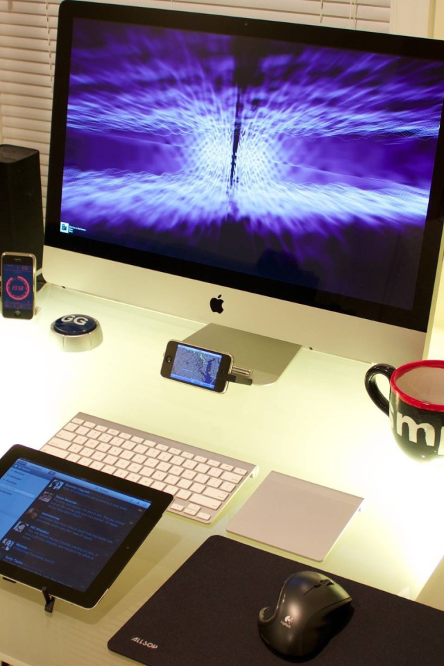 Техника Эппл на рабочем столе
