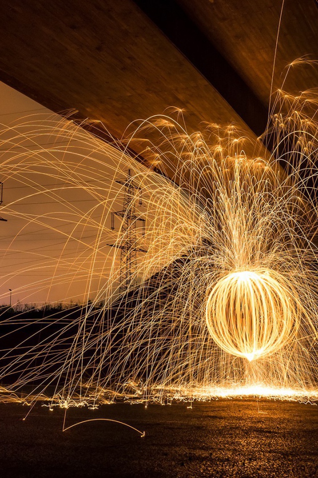 Шар из искр под мостом