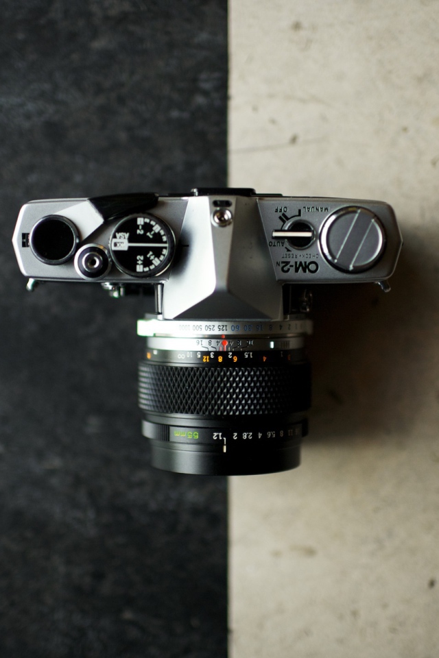 Фотоаппарат на пересечении черного и белого