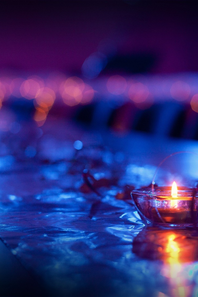 Свеча горит в подставке