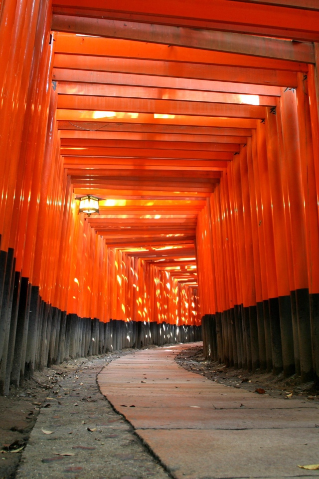 Коридор из оранжевых балок