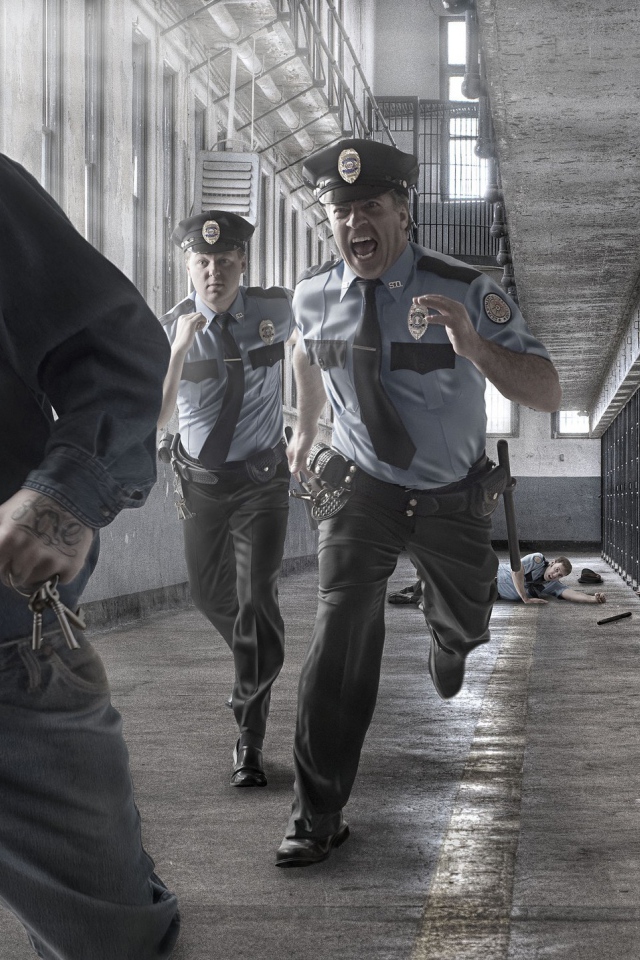 Преступник убегает от охраны в тюрьме