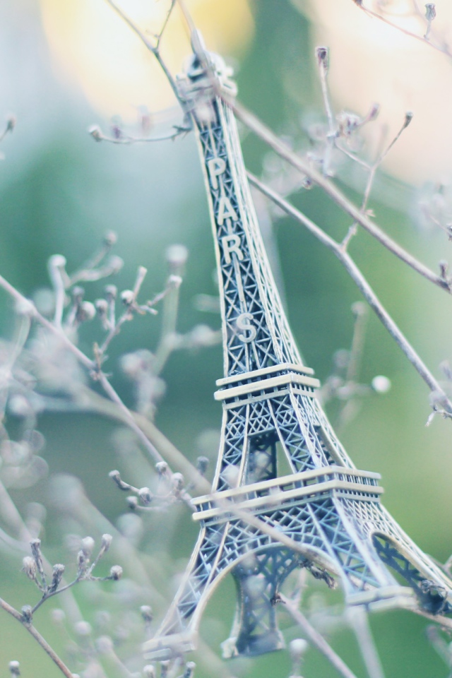 Фигурка Эйфелевой башни на ветках дерева