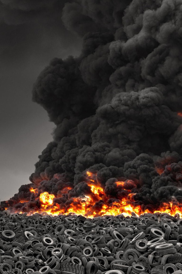 Пожар на свалке старых покрышек