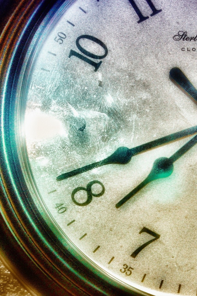 Стрелки часов на белом циферблате