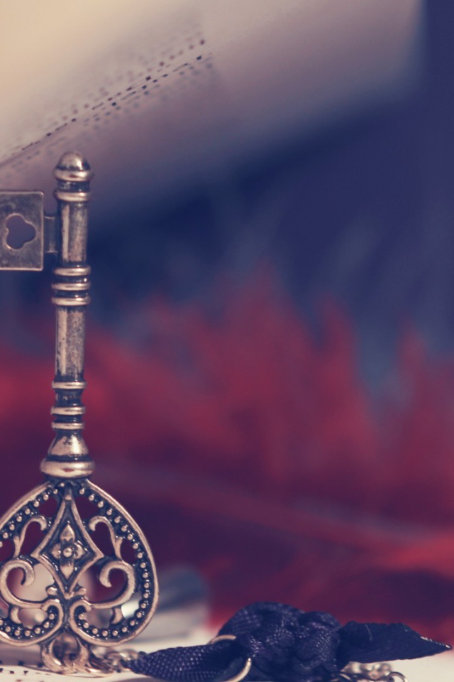 Ключ в качестве закладки в книге