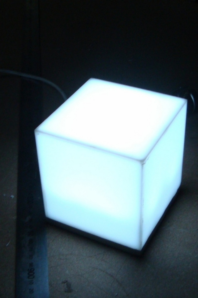 Светильник в форме белого куба