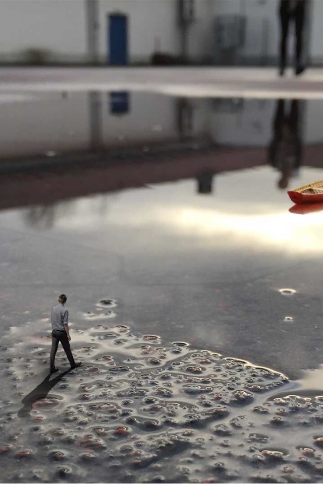 Маленький человек подошел к луже