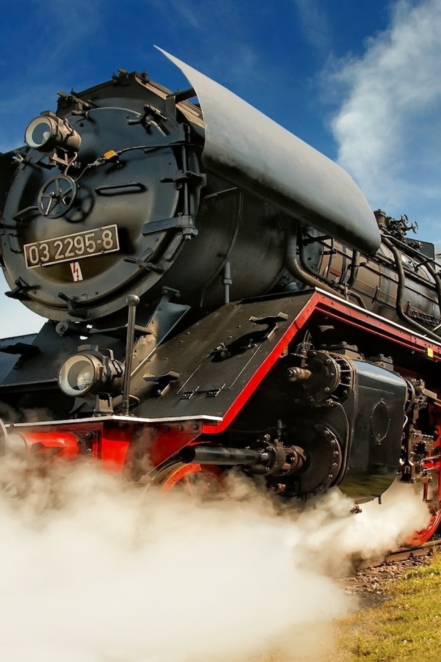 Паровоз сбрасывает пар