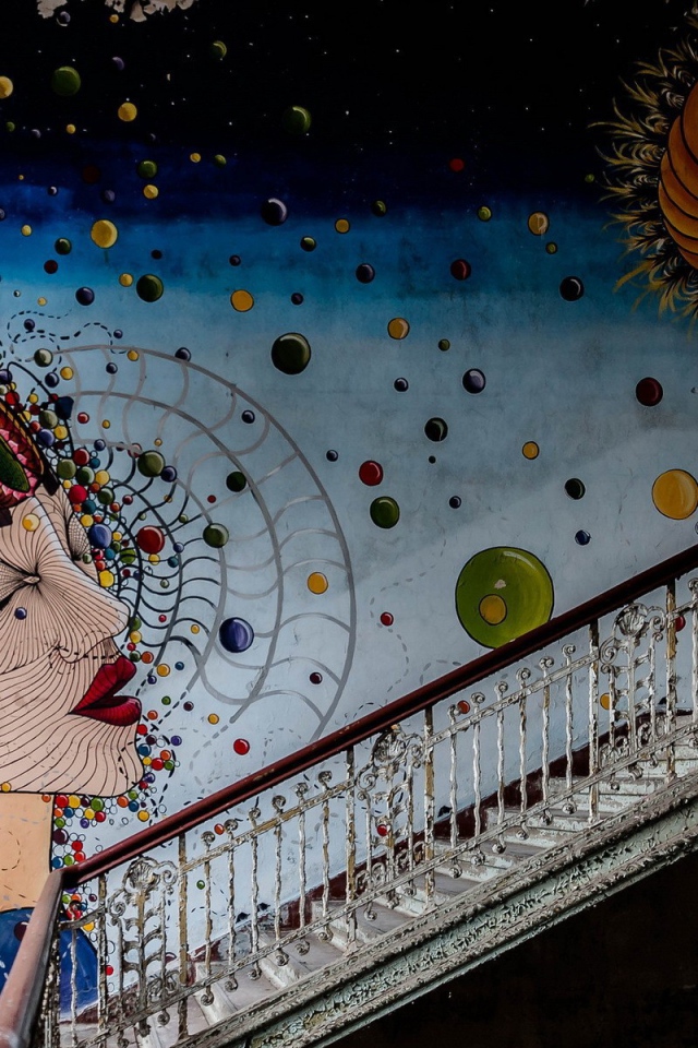 Картина на стене в заброшенном доме