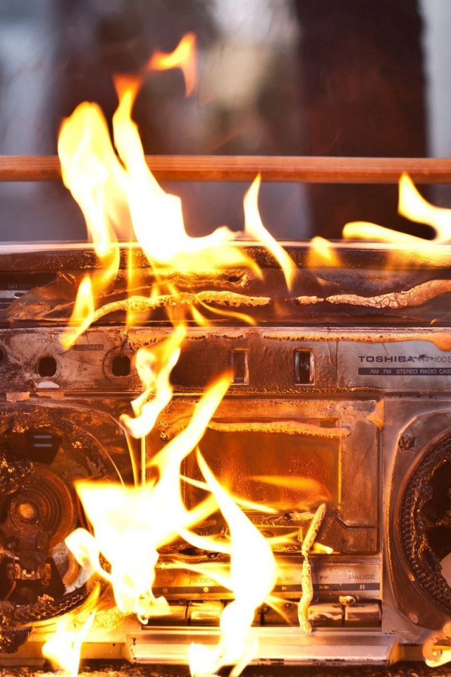 Магнитофон сгорает в огне