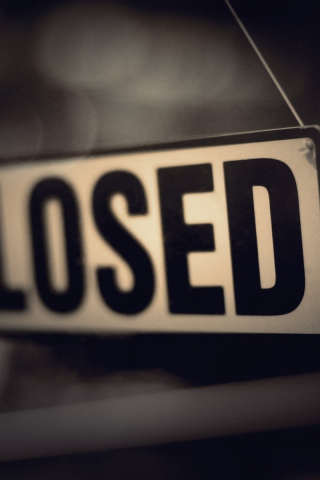 Табличка Закрыто в окне