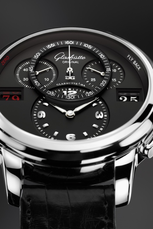 Серебристый корпус и черный циферблат дорогих часов