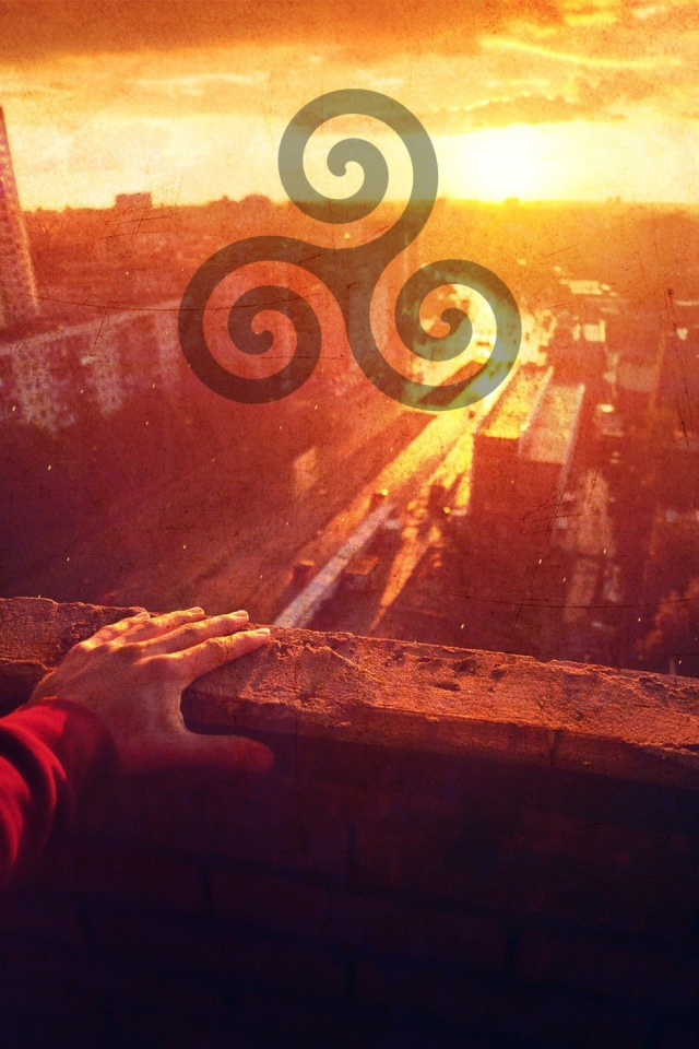 Символ солнца на фоне города