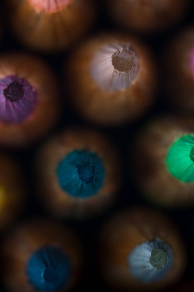 Кончики разноцветных карандашей