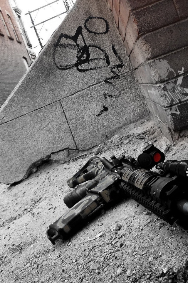 Оружие лежит у стены на улице