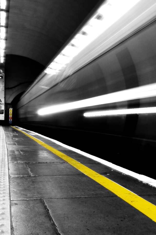 Желтая линия на краю платформы в метро, Лондон