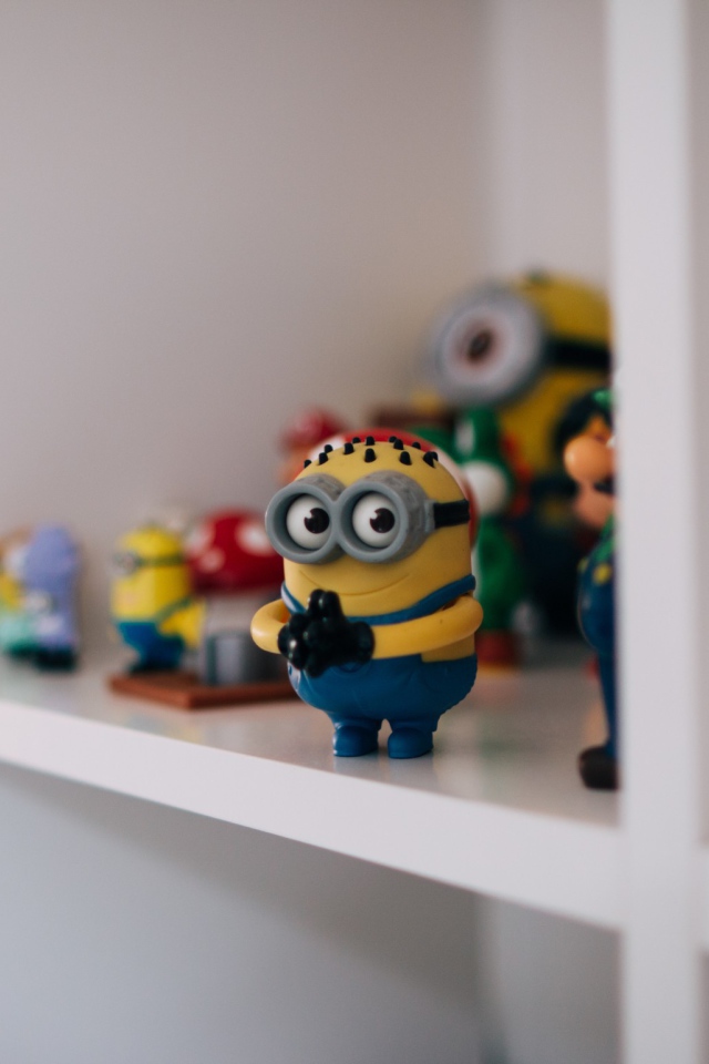 Игрушка Миньон на полке