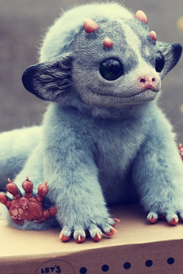 Игрушечный зверек на картонной коробке