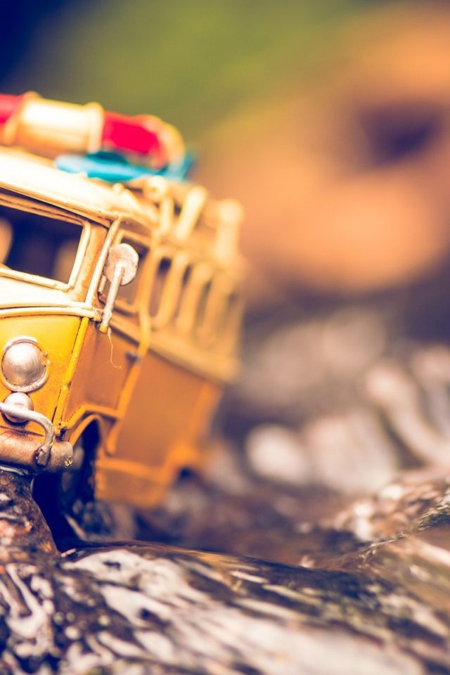 Игрушечная машина на фольге