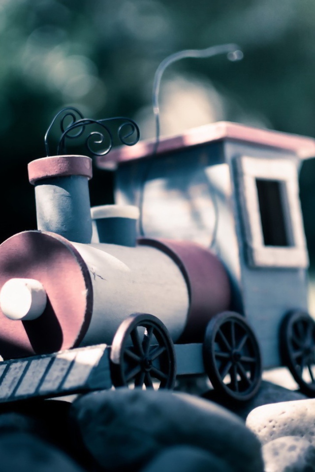 Игрушечный паровоз на камнях