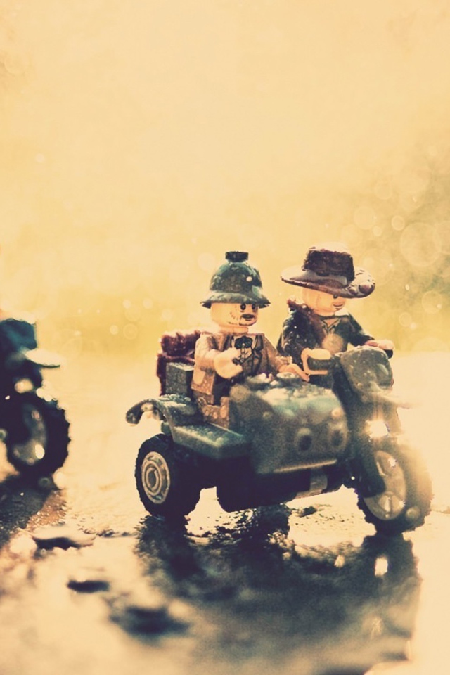 Игрушки на мотоциклах попали под дождь