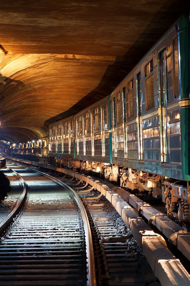Поезда стоят в тоннеле метро