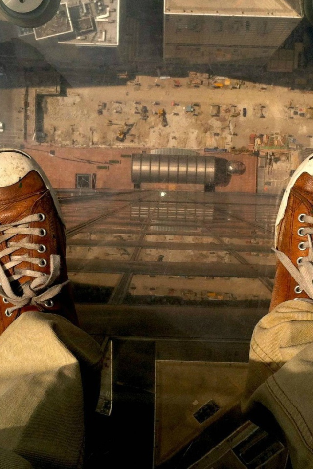 Прозрачный балкон в небоскребе