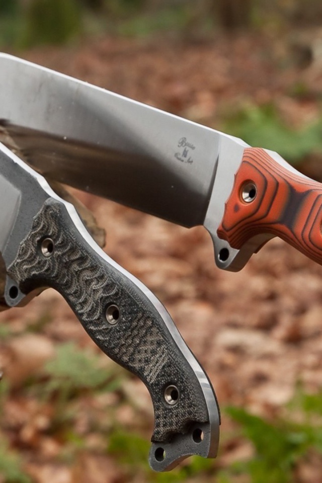 Два охотничьих ножа в пеньке дерева