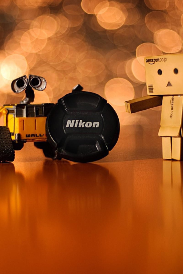 Валли и Дандо с крышкой от объектива Никон