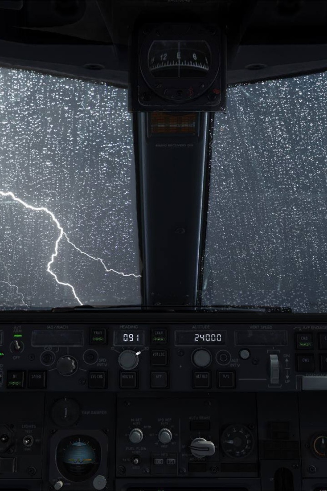 Вид из кабины пилота самолета на грозу