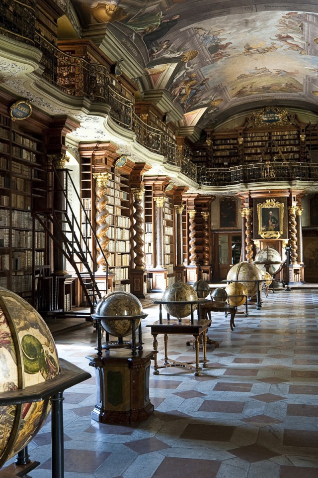 Старинные глобусы в библиотеке