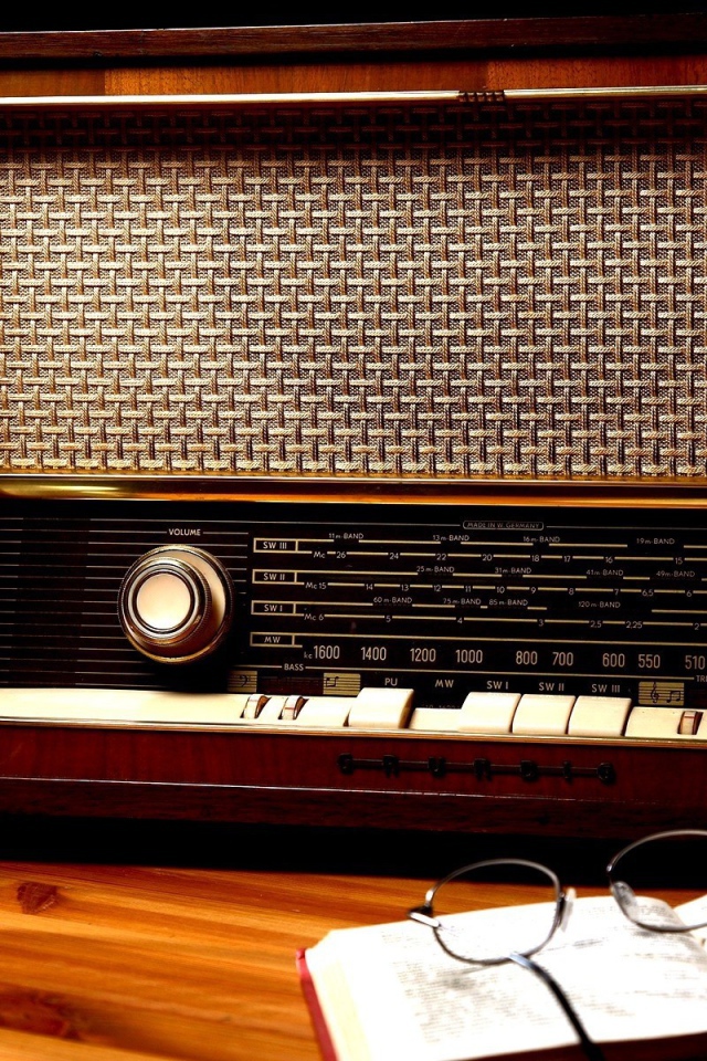 Старинный радиоприемник и книга