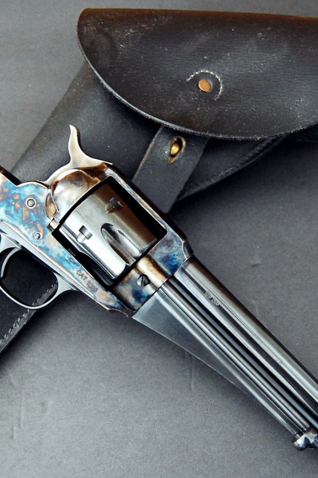 Старинный револьвер с кобурой