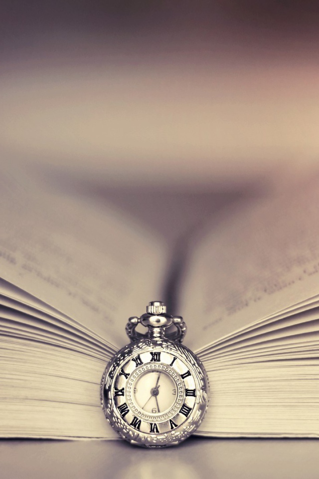 Часы на цепочке в открытой книге