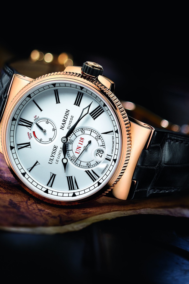 Наручные часы с черным кожаным ремешком