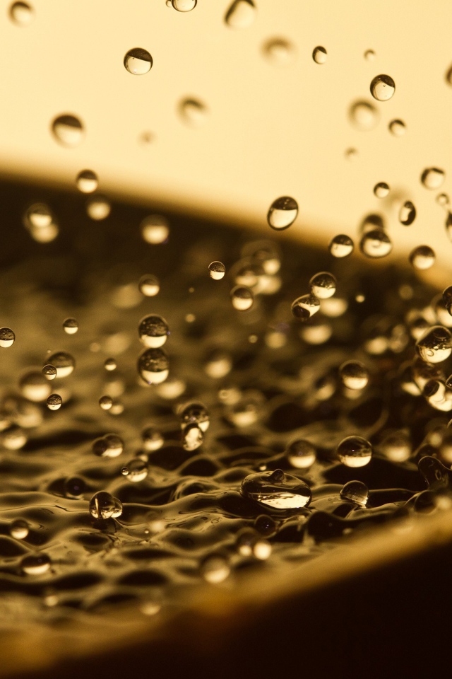 Капли воды у края емкости с водой