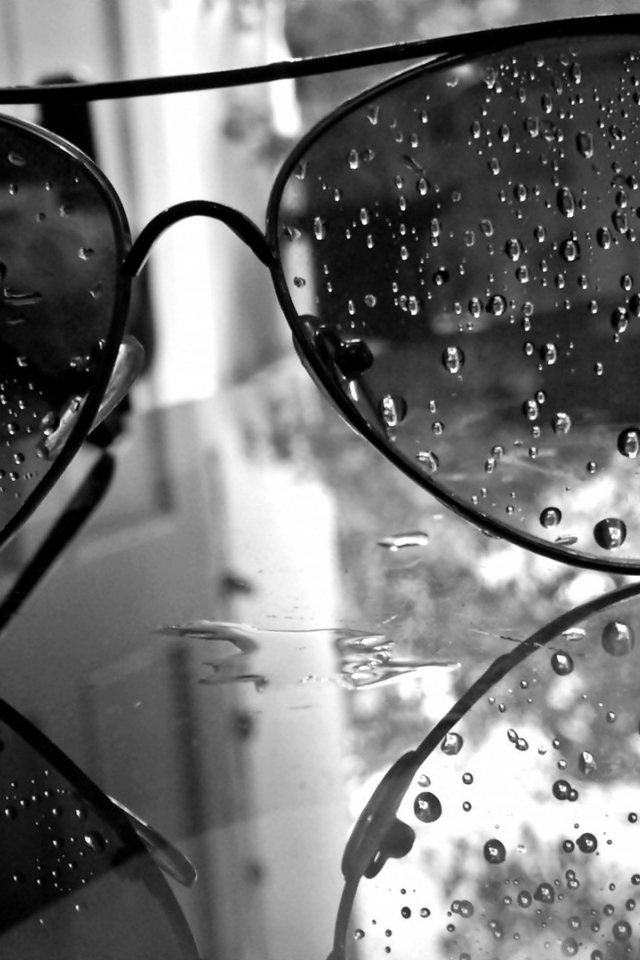 Капли воды на темных очках