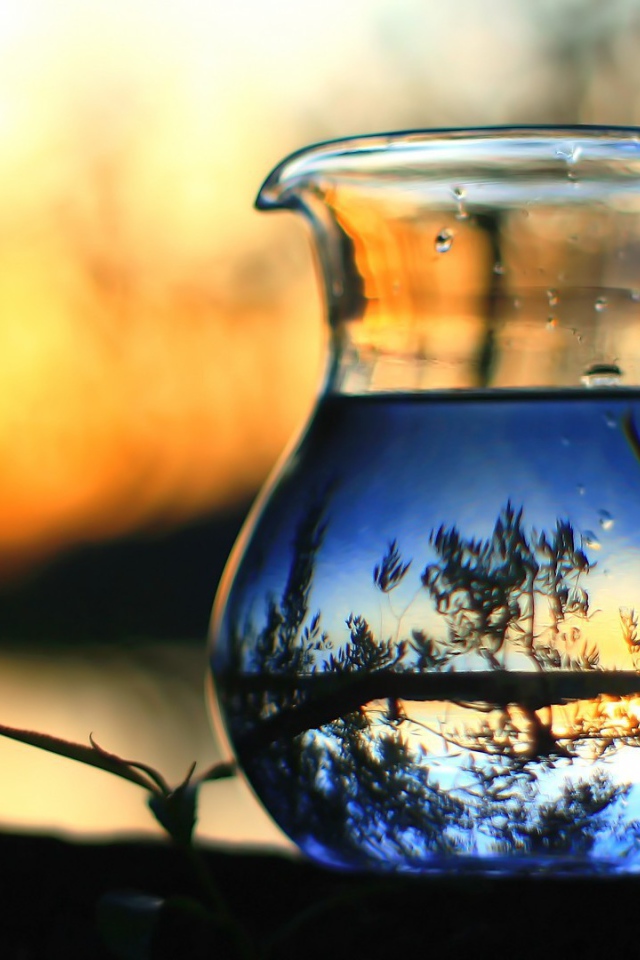 Вода в стеклянном кувшине