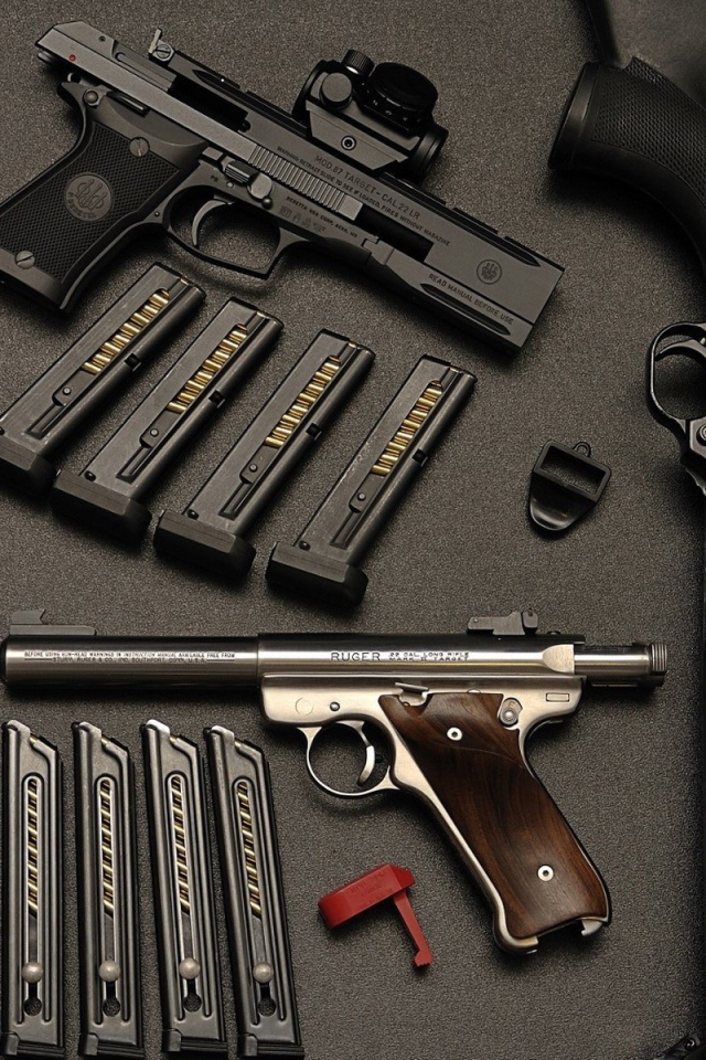 Оружие и боеприпасы на столе