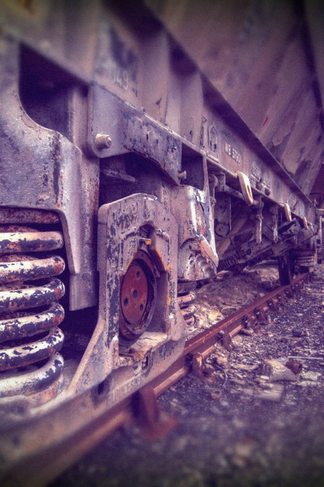 Колеса грузового поезда